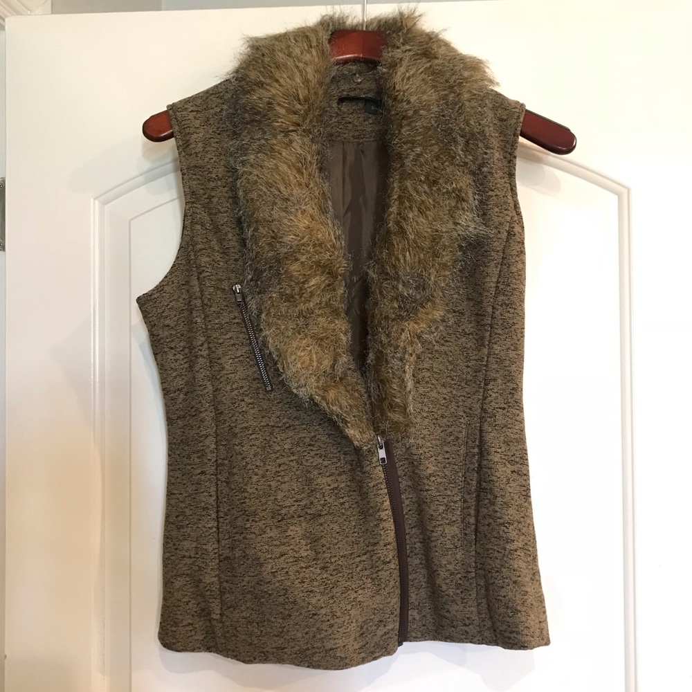 Sweater vest with fur